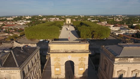 Promenade-Du-Peyrou-Park-Arc-De-Triomphe-Drohnenansicht-Sonnenaufgang